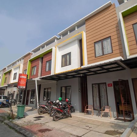 Oyo 3253 Sofia Residence Telukjambe المظهر الخارجي الصورة