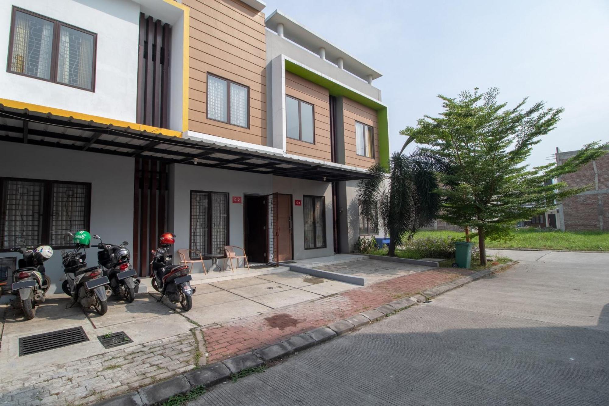 Oyo 3253 Sofia Residence Telukjambe المظهر الخارجي الصورة